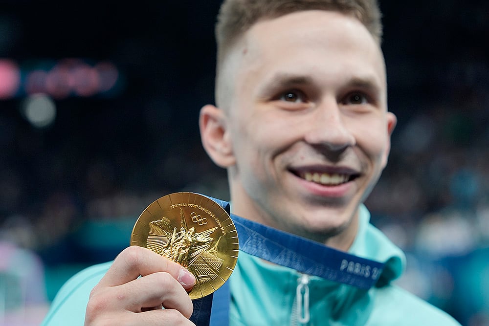 | Photo: AP/Charlie Riedel : Ivan Litvinovich of the Individual Neutral Athletes celebrates after winning the gold medal